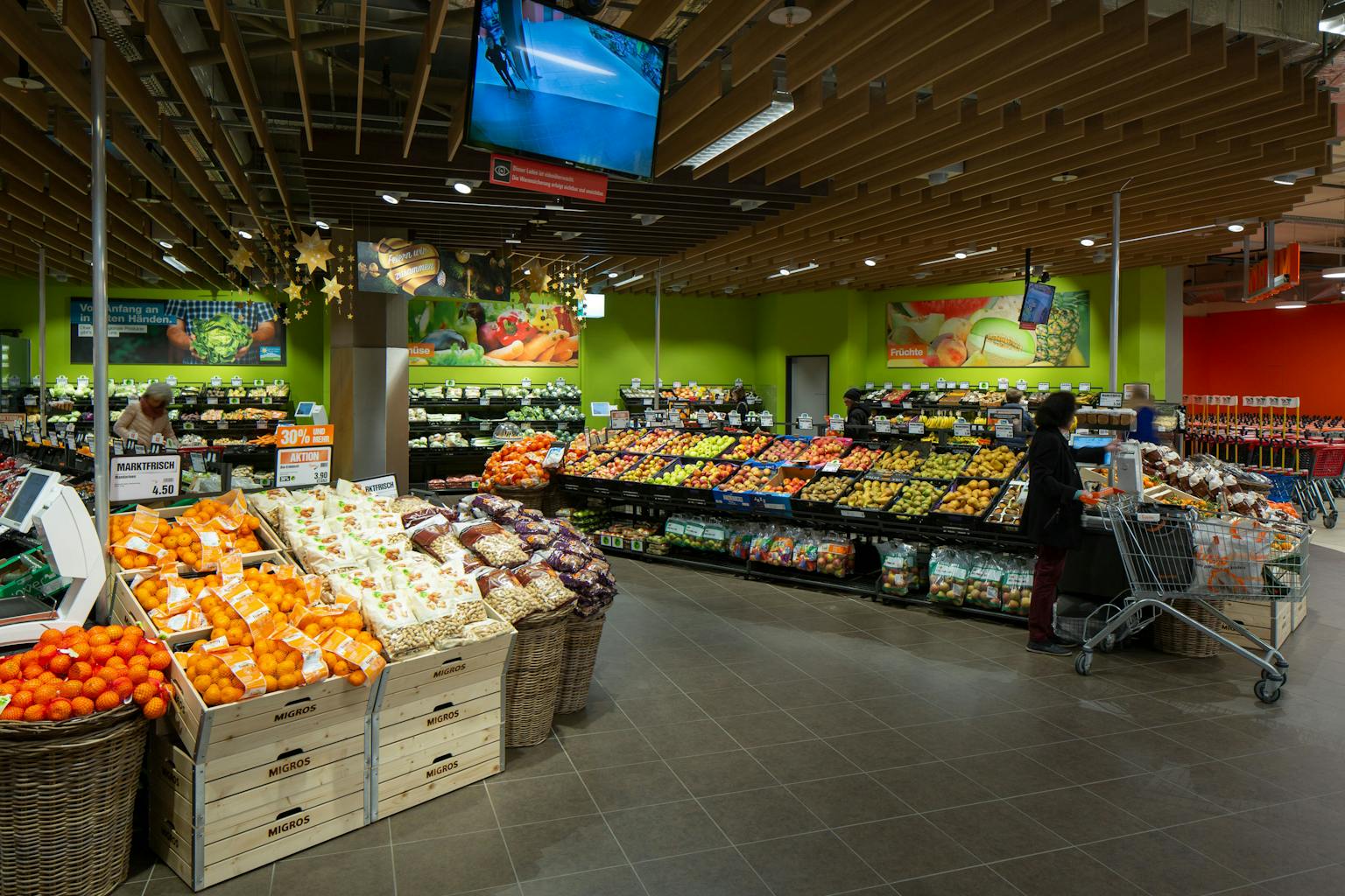 Gemüseabteilung in einem Migros Supermarkt